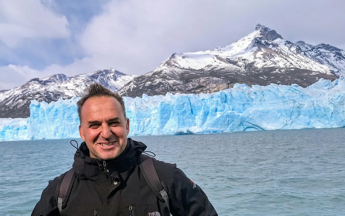 The road from El Calafate along Lago Argentino towards the Perito Moreno Glacier