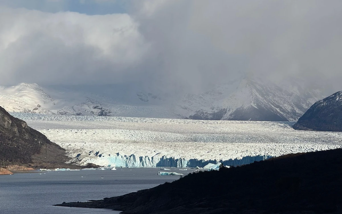 La pared frontal del Glaciar Perito Moreno vista desde las pasarelas al otro lado del agua