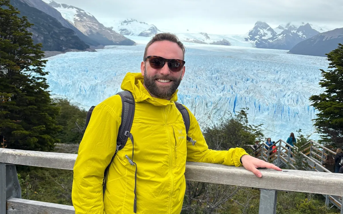 Visitors on the walkways facing the Perito Moreno Glacier ice wall