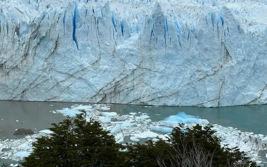 The boardwalk circuit facing the Perito Moreno Glacier ice wall